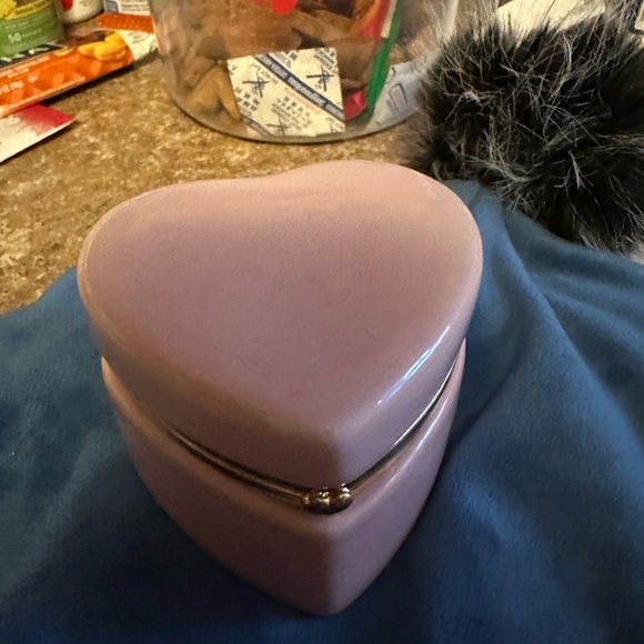 Ammolite and quartz doublet Gemstone Ring.  Comes with heart shaped box - Picture 8 of 12